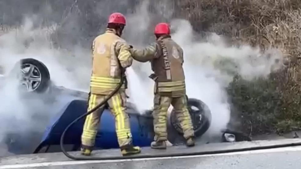 Eyüpsultanda yanan otomobilden son anda kurtarıldılar