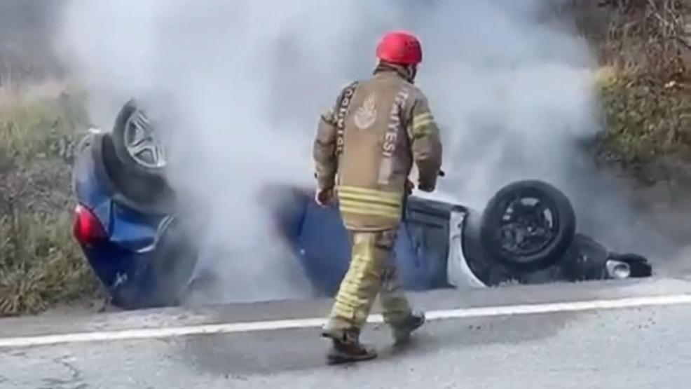 Eyüpsultanda yanan otomobilden son anda kurtarıldılar
