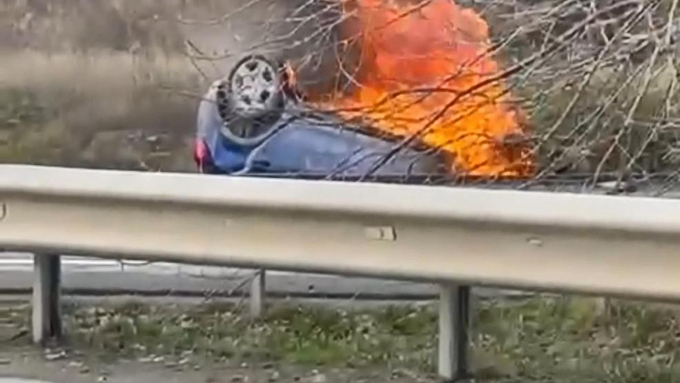 Eyüpsultanda yanan otomobilden son anda kurtarıldılar
