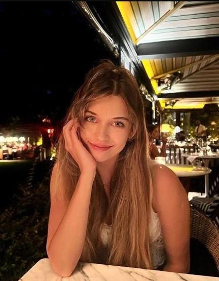 Afra Saraçoğlunun annesi ile pozunu gören Güzelliğini annesinden almış diyor