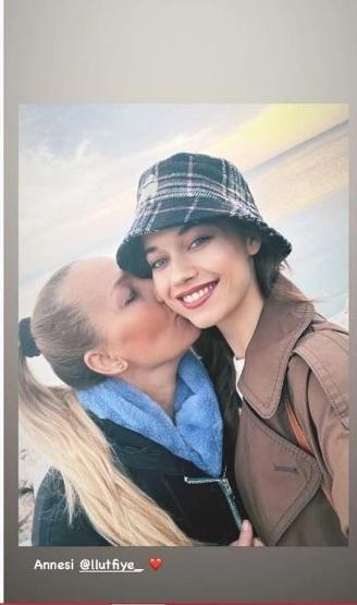Afra Saraçoğlunun annesi ile pozunu gören Güzelliğini annesinden almış diyor