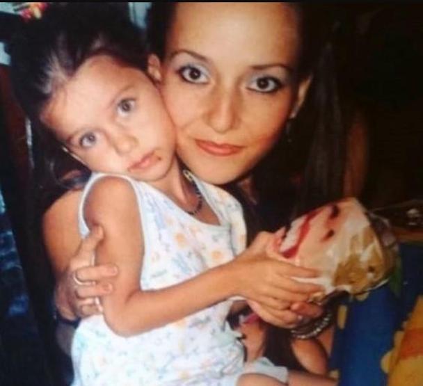 Afra Saraçoğlunun annesi ile pozunu gören Güzelliğini annesinden almış diyor