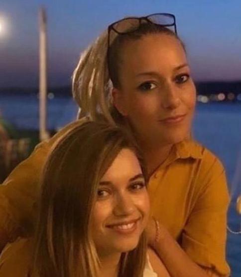 Afra Saraçoğlunun annesi ile pozunu gören Güzelliğini annesinden almış diyor