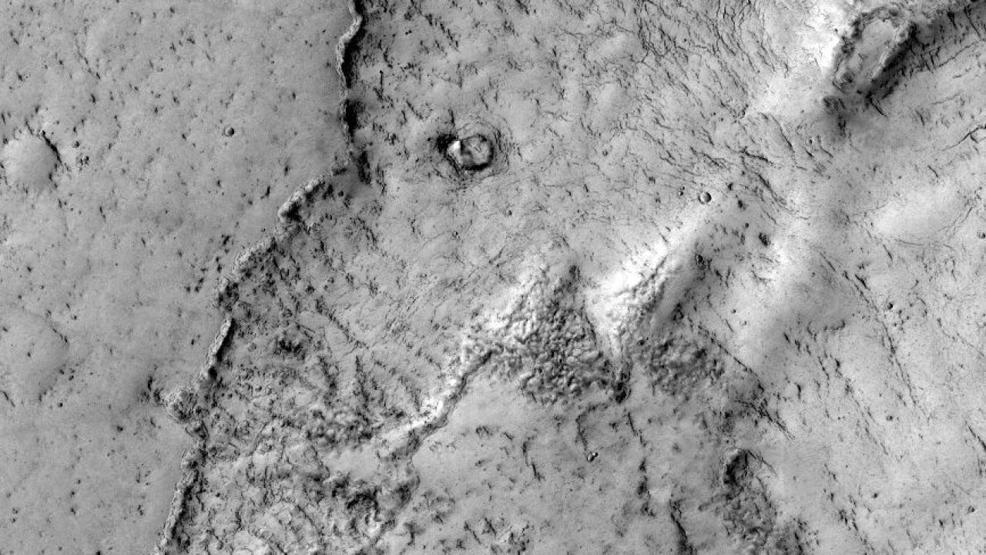 Astronomlar keşfetti Marsta bir ayı silüeti
