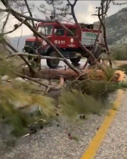 Marmarisi sağanak ve fırtına vurdu