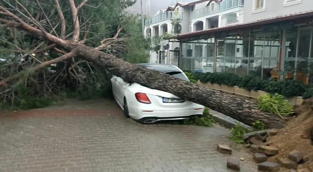 Marmarisi sağanak ve fırtına vurdu