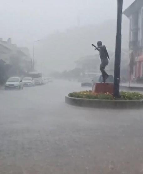 Marmarisi sağanak ve fırtına vurdu