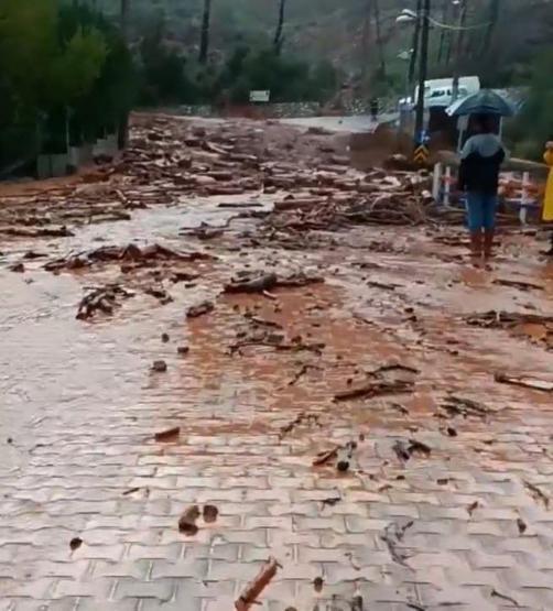 Marmarisi sağanak ve fırtına vurdu