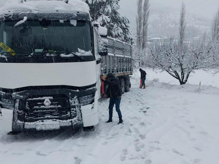 İzmirde kar yağışı Kar kalınlığı 10 cmyi geçti