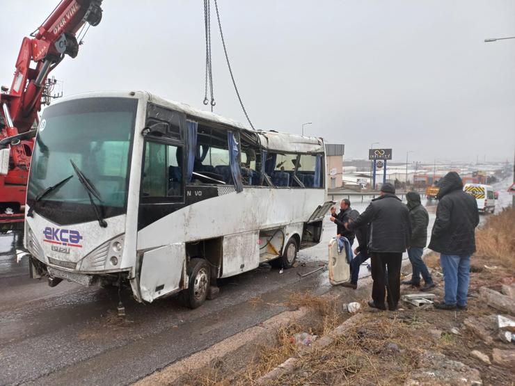 Kayseride işçi servis midibüsü devrildi: 3ü ağır, 25 yaralı