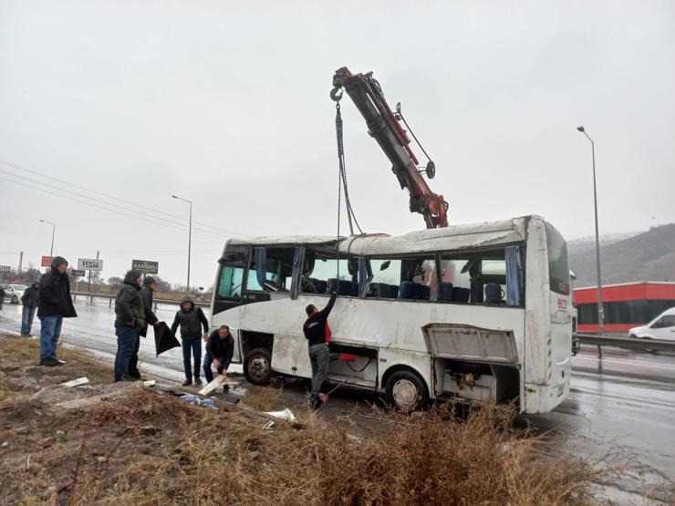 Kayseride işçi servis midibüsü devrildi: 3ü ağır, 25 yaralı