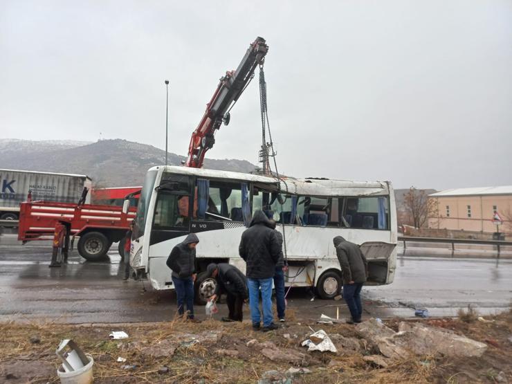 Kayseride işçi servis midibüsü devrildi: 3ü ağır, 25 yaralı