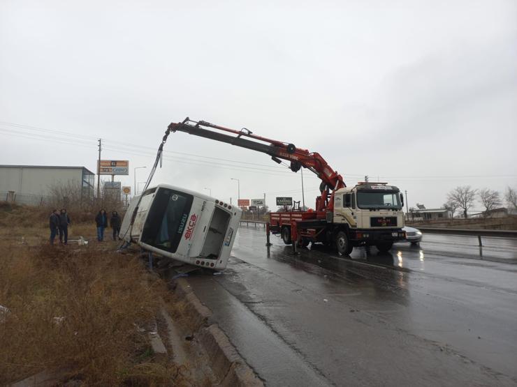 Kayseride işçi servis midibüsü devrildi: 3ü ağır, 25 yaralı