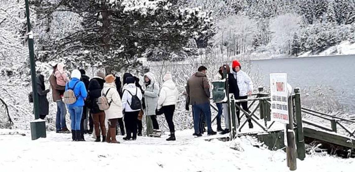 Abant karla şenlendi, doğaseverlerin akınına uğradı