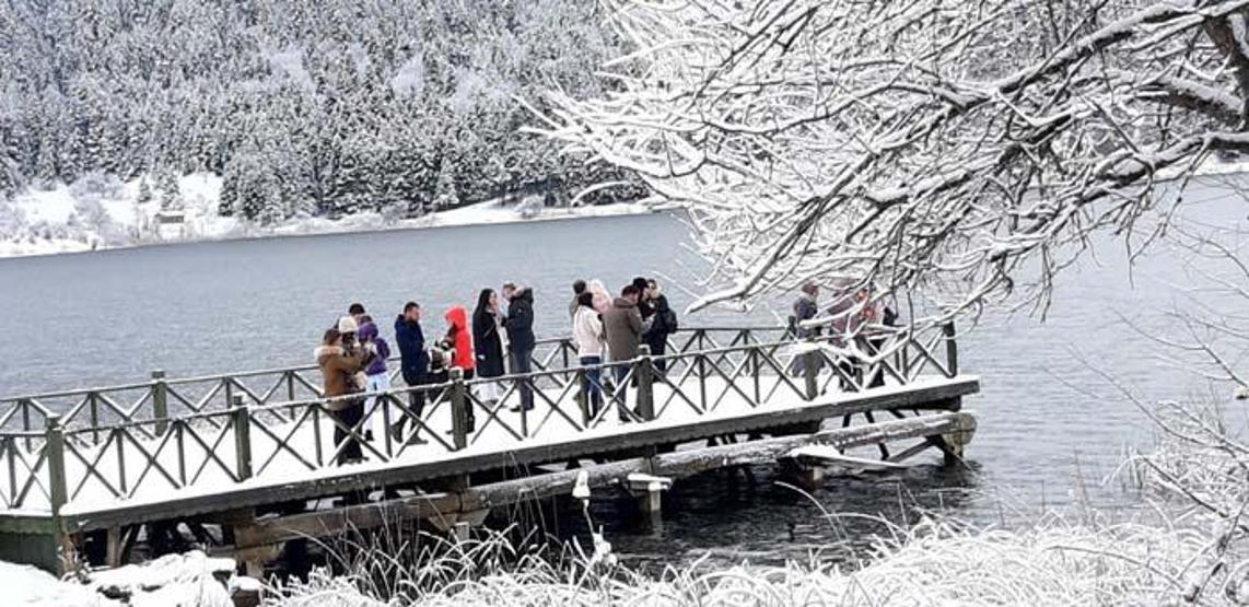 Abant karla şenlendi, doğaseverlerin akınına uğradı