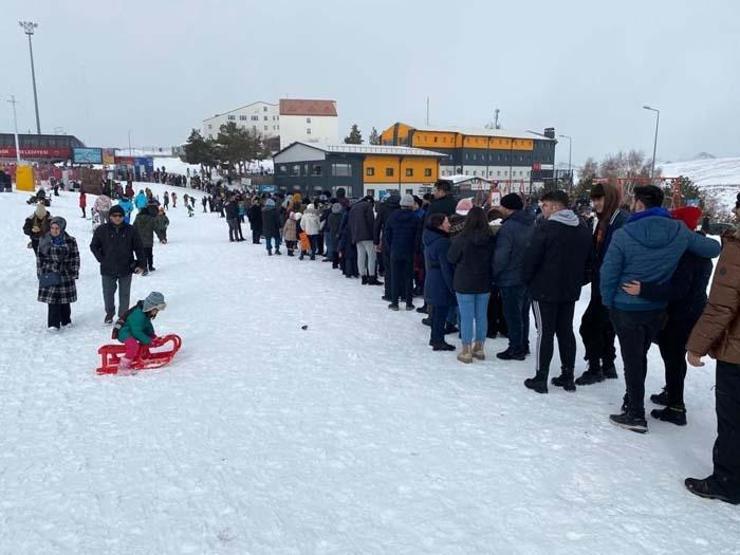 Erciyeste kar bereketi: Binlerce turist pistleri doldurdu