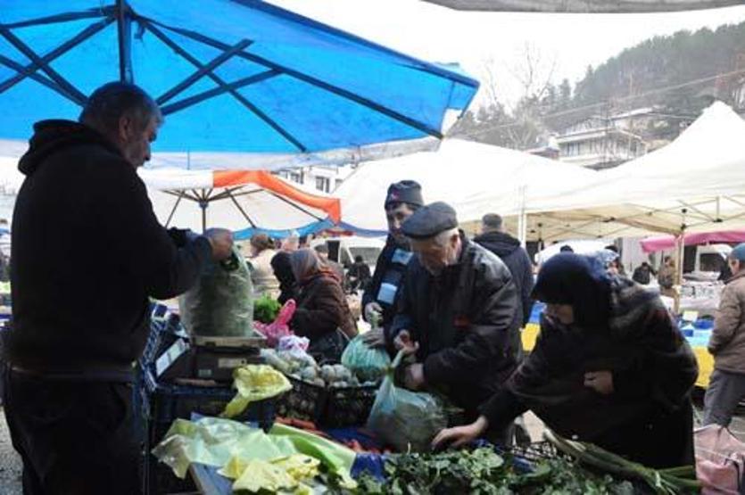 Pazarcının emeklilik sevinci: Tüm ürünlerini 5 liradan sattı