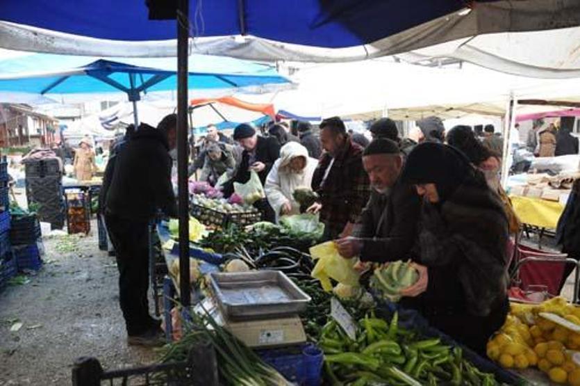 Pazarcının emeklilik sevinci: Tüm ürünlerini 5 liradan sattı