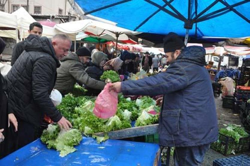 Pazarcının emeklilik sevinci: Tüm ürünlerini 5 liradan sattı