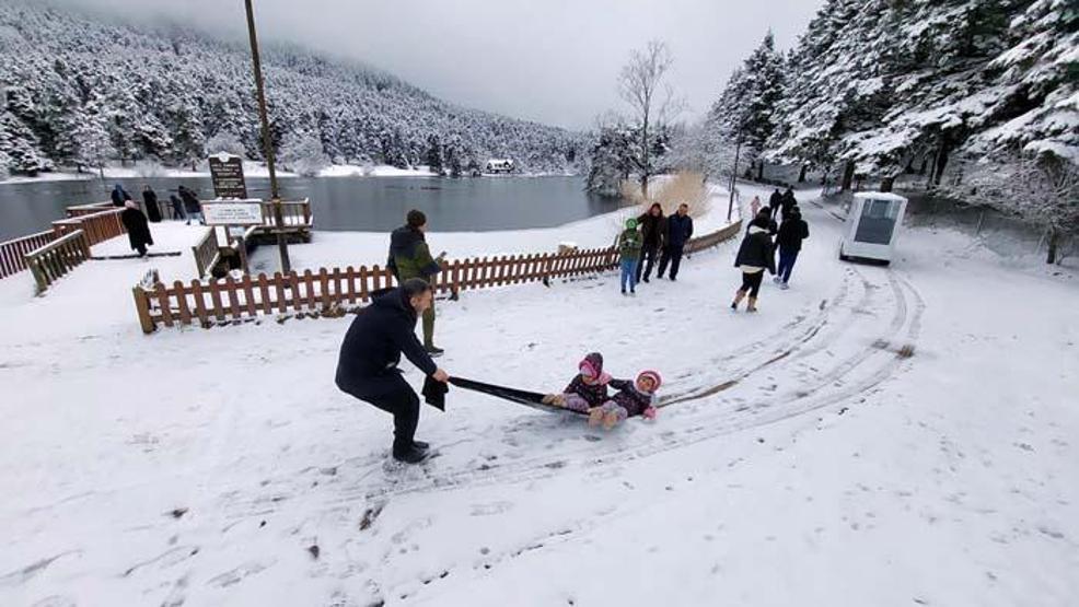 Gölcük Tabiat Parkı kar yağışıyla beyaza büründü