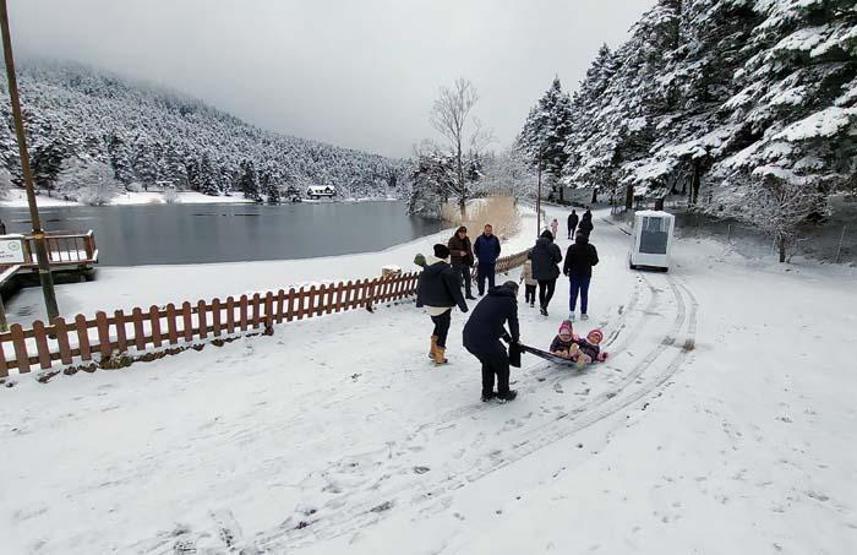 Gölcük Tabiat Parkı kar yağışıyla beyaza büründü