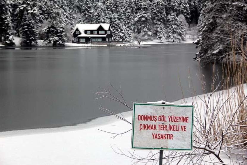 Gölcük Tabiat Parkı kar yağışıyla beyaza büründü