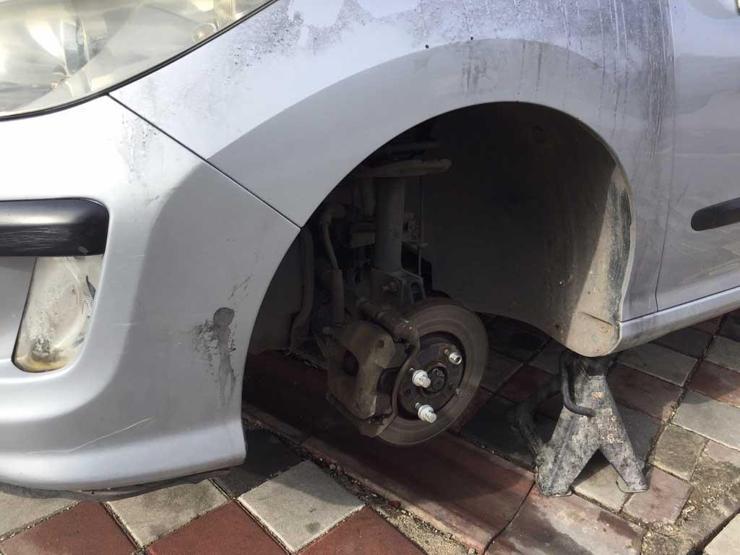 Her şeyi araba ilerlemeyince fark etti: Aracımı kaldırım taşının üzerine koymuşlar