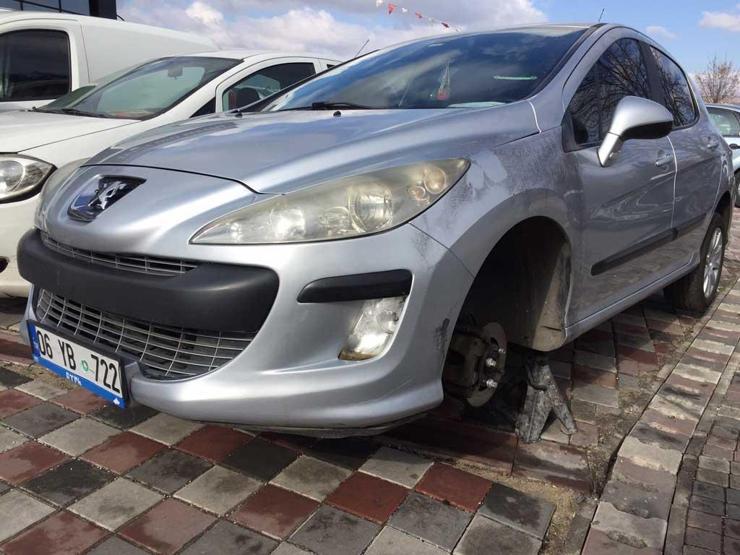 Her şeyi araba ilerlemeyince fark etti: Aracımı kaldırım taşının üzerine koymuşlar