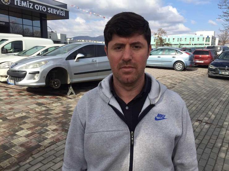 Her şeyi araba ilerlemeyince fark etti: Aracımı kaldırım taşının üzerine koymuşlar