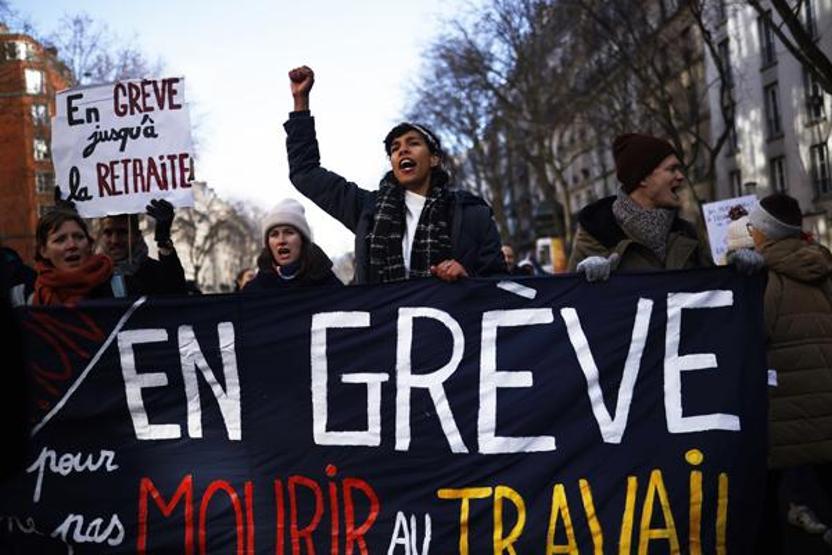 Fransada tartışmalı emeklilik reformu protestosu: Binlerce işçi greve gitti