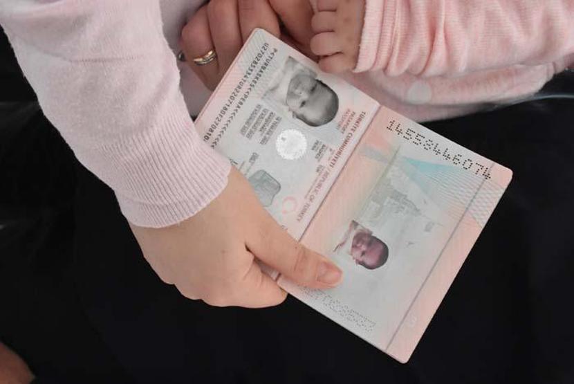 SMA hastası Peranın pasaportu hazır, Dubaiye uçacağı günü bekliyor