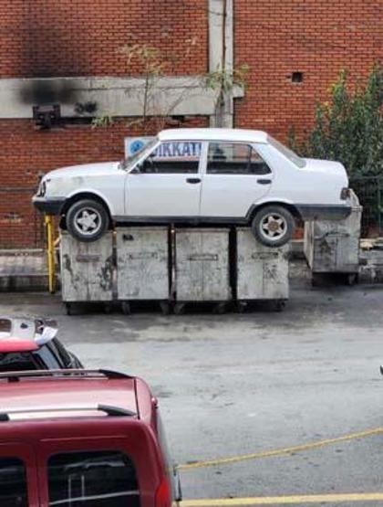 İş yerinin önünü kapatan otomobili çöpe attılar