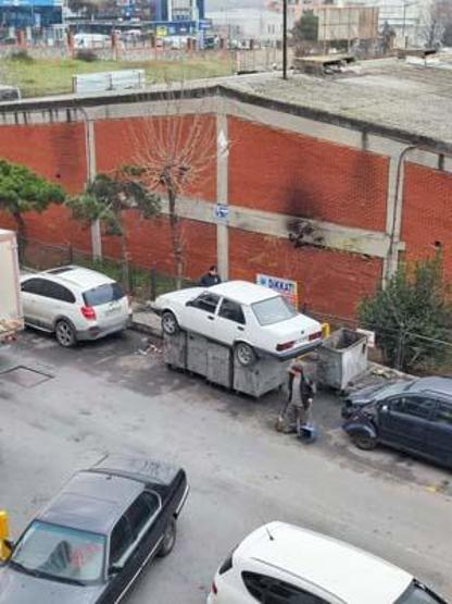 İş yerinin önünü kapatan otomobili çöpe attılar