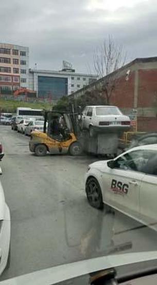 İş yerinin önünü kapatan otomobili çöpe attılar