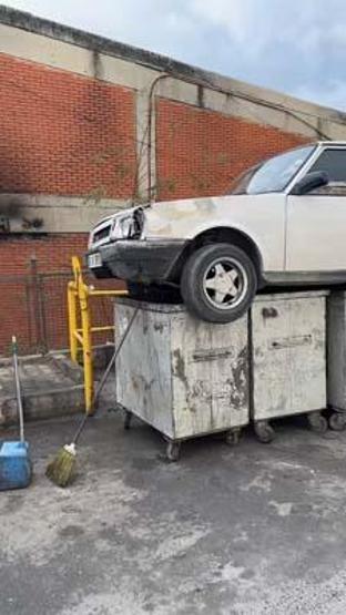 İş yerinin önünü kapatan otomobili çöpe attılar