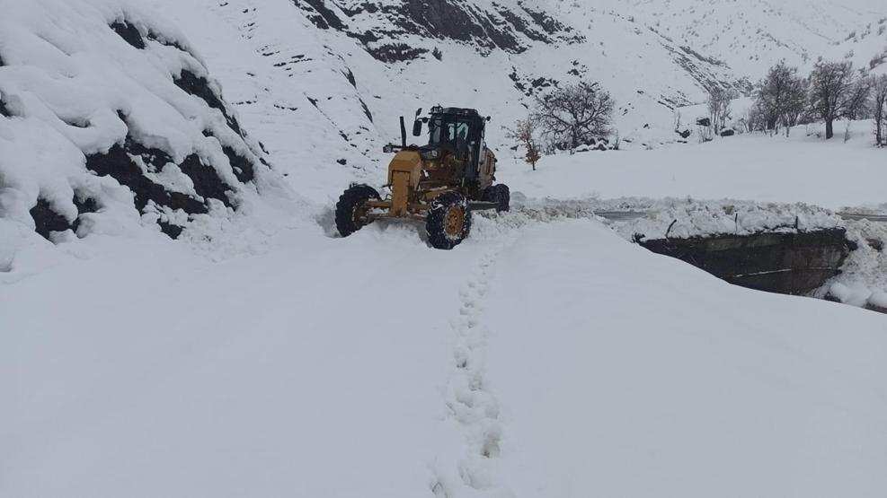Şırnak’ta kar esareti devam ediyor