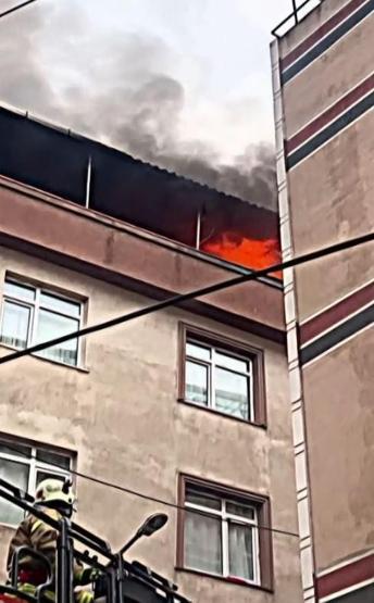 Zeytinburnunda 5 katlı binada yangın: 4ü çocuk 7 kişi kurtarıldı