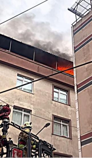 Zeytinburnunda 5 katlı binada yangın: 4ü çocuk 7 kişi kurtarıldı