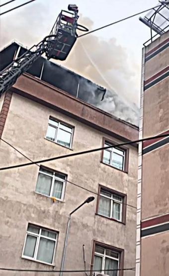 Zeytinburnunda 5 katlı binada yangın: 4ü çocuk 7 kişi kurtarıldı