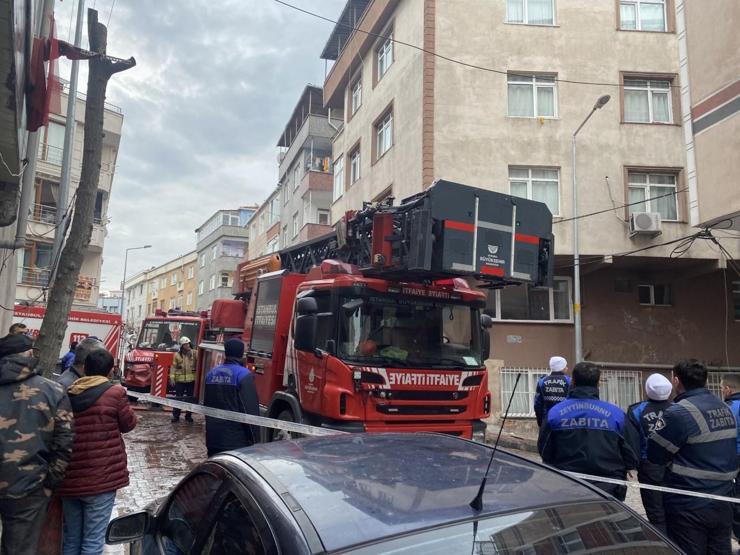Zeytinburnunda 5 katlı binada yangın: 4ü çocuk 7 kişi kurtarıldı