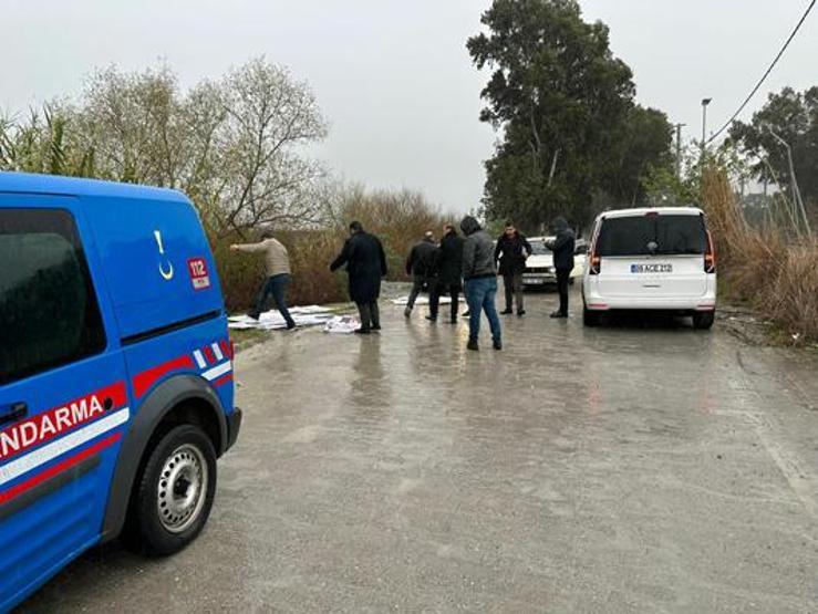 Cumhurbaşkanı Erdoğanın afişleri dereye atıldı