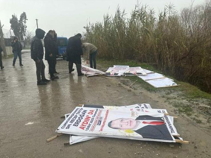 Cumhurbaşkanı Erdoğanın afişleri dereye atıldı