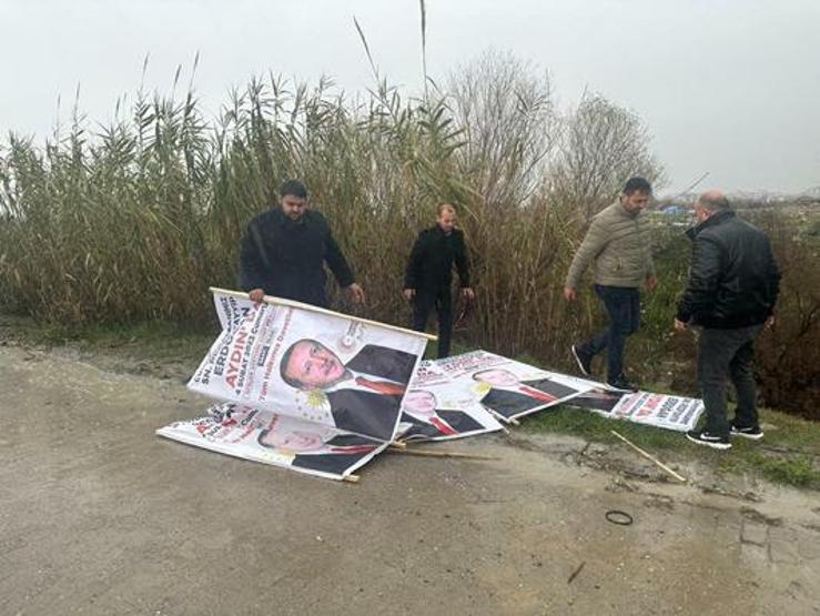 Cumhurbaşkanı Erdoğanın afişleri dereye atıldı