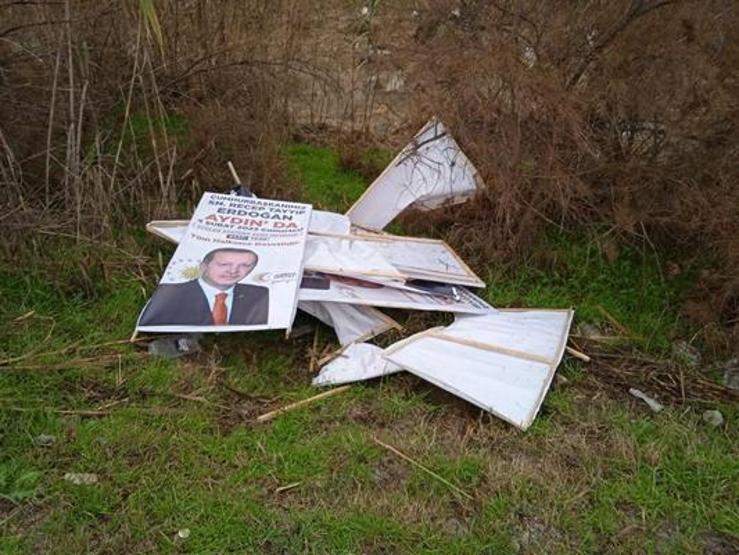 Cumhurbaşkanı Erdoğanın afişleri dereye atıldı