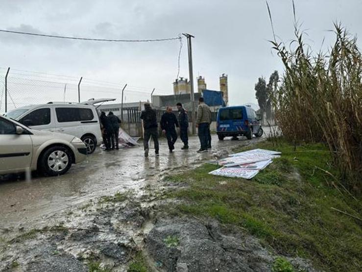 Cumhurbaşkanı Erdoğanın afişleri dereye atıldı