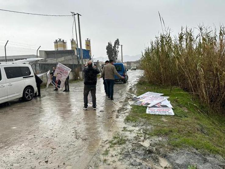 Cumhurbaşkanı Erdoğanın afişleri dereye atıldı