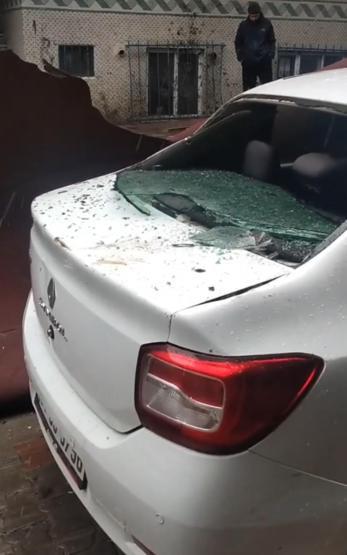 Fırtına nedeniyle çatı uçtu, 3 otomobil zarar gördü