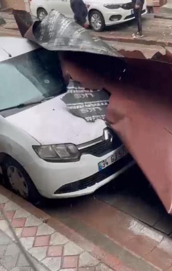 Fırtına nedeniyle çatı uçtu, 3 otomobil zarar gördü