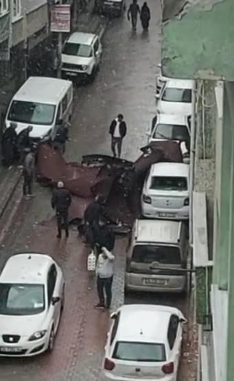 Fırtına nedeniyle çatı uçtu, 3 otomobil zarar gördü
