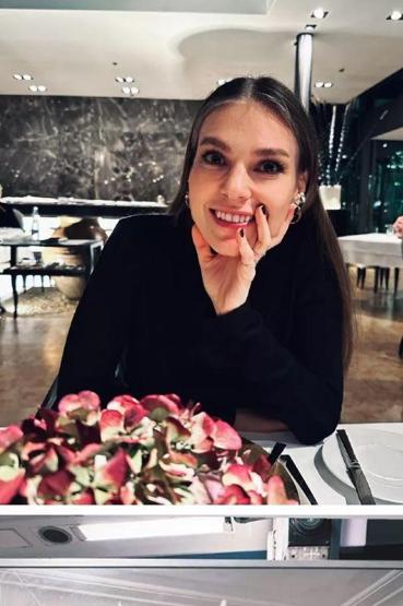 Bebek bekleyen Aslı Enver eşine poz verdi .
